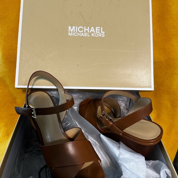 Michael Kors Divia Wedge Leather shoe in a size 8.5. Color: Luggage - Picture 9 of 9
